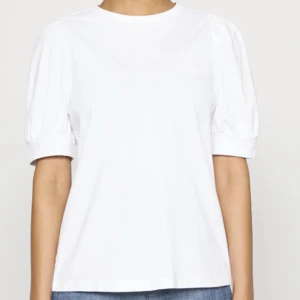 Vero Moda tshirt  - Fin T-shirt från veromoda men säljer då den inte kommer till användning. Köparen står för frakten❤️
