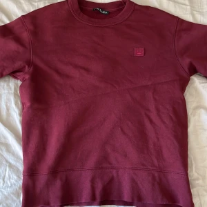 Acne collegetröja - Begagnad vinröd collegetröja från acne studios. Jätte snygg i bra skick. Säljer tröjan då jag inte använder den längre.