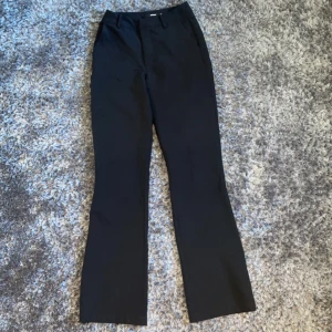 Bikbok kostymbyxor  - Ett par skit snygga kostymbyxor från bikbok i storlek 34. Pytte lite noppriga men inget som syns Skick:9/10 