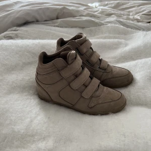 Sneakers med klack - Sjukt snygga sneakers med ”klack”! Liknade Isabel Marants men annat märke. Stl 37