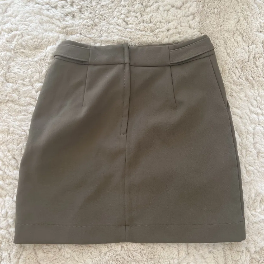 Mörkgrön kjol från H&M i storlek 38💚 Aldrig använd, enbart testad! Guldiga knappar som detaljer, har även fickor. . Kjolar.