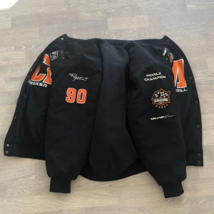 Jacka  - En bomberjacka från H&M i fint skick använd ett fåtal gånger 