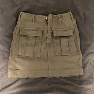 Jeanskjol - Fin militärgrön jeanskjol från Gina som sitter för tight på mig. Storlek 36 / s men skulle säkert passa xs också 💗💗