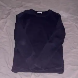 Säljer min j.lindeberg tröja som inte kommer till användning, den har inga defekter och är storlek M
