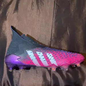 Fotbollsskor Adidas Predator Freak Adidas Predator Freak + FG/AG Superspectral SVART VIT ROSA!  Storlek - 42 1/2