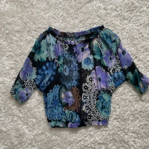 Desigual blus - Tunn, lite genomskinlig bjud från Desigual i toppskick. Strl L. 