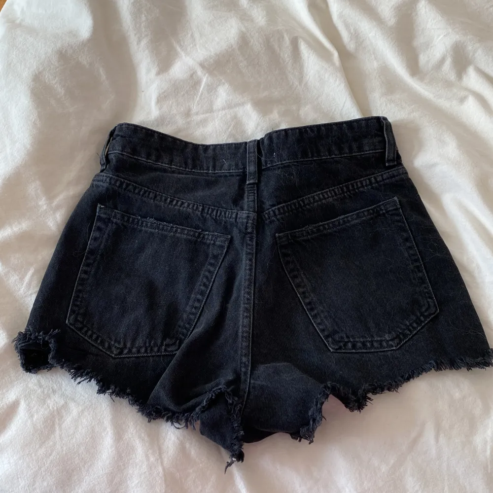 Säljer dessa sjukt snygga jeansshorts från ZARA som inte säljs längre!!⚡️ nypris: 369, nästan aldrig använda då dom är för stora 😭jätte bra skick Skriv för fler bilder❤️❤️. Shorts.