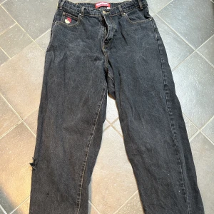 Butter baggiest jeans - Hål lite under knät (se bild) liknar big boys i passformen