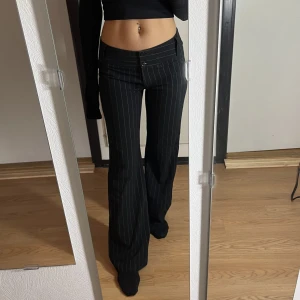 Lågmidjade byxor  - Bra skick  Står ingen storlek men jag har xs/s och de passar sitter lite löst vid benen 63% viscose 