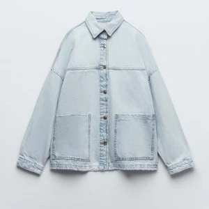 Jeansjacka zara - Säljer nu min sjukt fina jeansjacka köpt från zara sommaren 2022. Använd endast 1 gång! Den är i storlek xs men är lite större så den sitter även bra på mig som har xs/s🌸