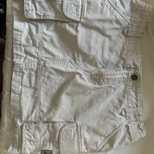 Cargo kjol  - Kort cargo kjol. Lite beige/Sten färgad. Står storlek 38 men är en 36/38 skulle jag säga. 