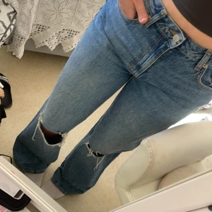 Jeans  - Säljer dessa breda jeans med hål från Lager 157 då dem inte kommer till användning. Använt ett par gånger men är i bra skick 