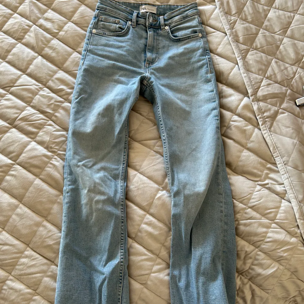 Supercoola jeans och även somriga i en ljusblå färg, jeansen är anbelanga och har även en utsvängning där nere💙🌸köparen står för frakt. Jeans & Byxor.