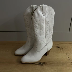 Vita boots - Säljer helt oanvända vita boots i storlek 36🤍 Köpta på plick, superfina men för smala för min fot. Låg klack. Så helt oanvända me lapp kvar🤍