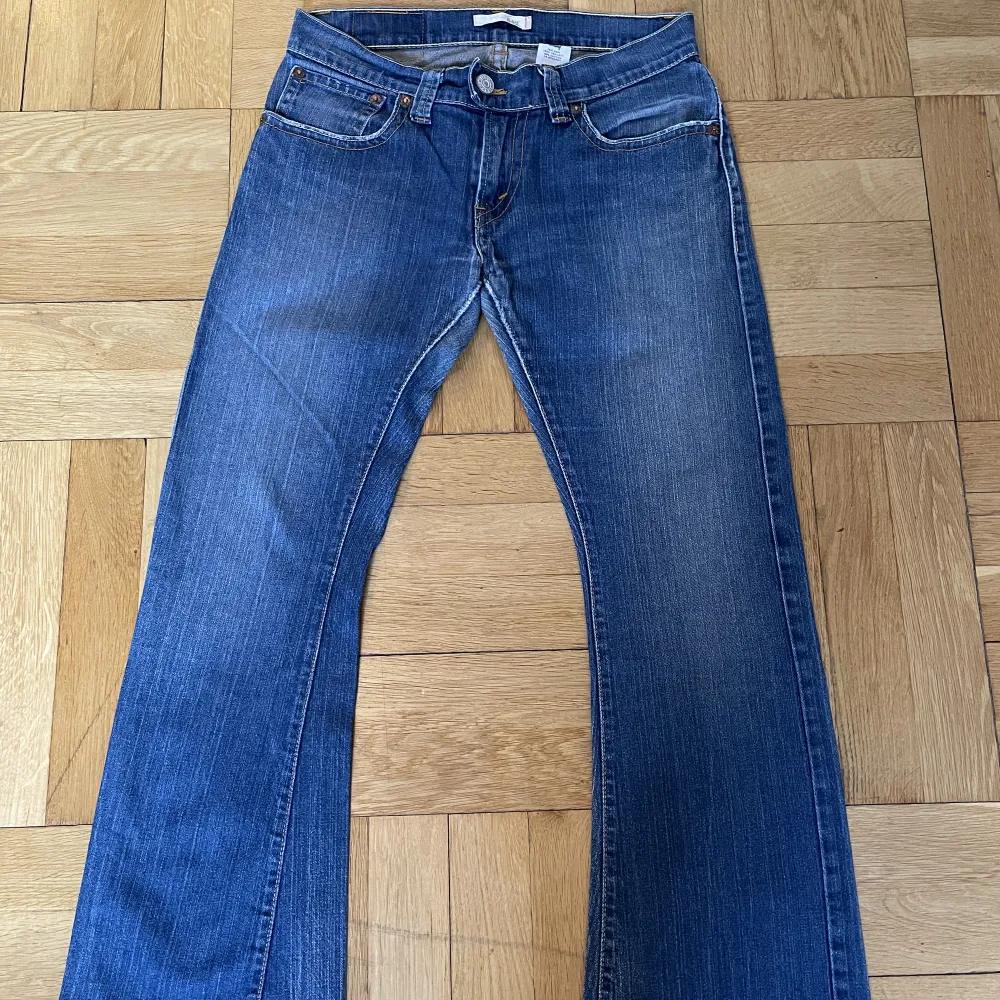 Säljer de här sjukt snygga, lågmidjade vintage levi’s-jeansen i bootcut med unika fickor!  Köparen står för frakten💕 Midjemått: 80 cm Innerbenslängd: 72 cm. Jeans & Byxor.
