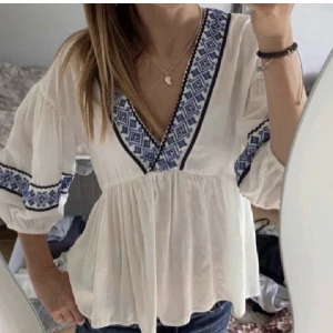 Blus - Intressekoll på denna efterfrågade blus från zara, aldrig använd då jag råkade köpa fel storlek. Kan även tänka mig byta till en i storlek s eller xs. Sista 2 bilderna är egna💕