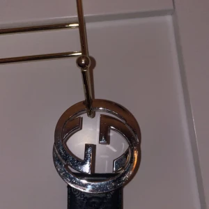 Gucci signature belt navy  - Säljer mitt Gucci signature belt navy då jag ska köpa ett annat bälte. Det är i använt skick men mycket kvar att ge. Strl 90/36. Box, påse och kuvert fås med.