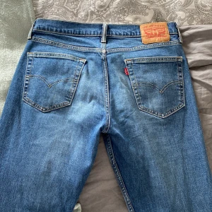 Levi’s jeans - säljer dessa skitsnygga lågmidjade Levi’s jeansen köpta secondhand då de tyvärr är lite stora på mig. kontakta mig för fler bilder och mått!💗om flera är intresserade blir det budgivning💗