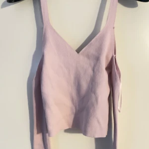 Zara topp - Skit snygg topp från zara. Använd 1 gång. Köparen står för frakten och priset kan såklart diskuteras🐣✌🏽liten i storleken passar M.