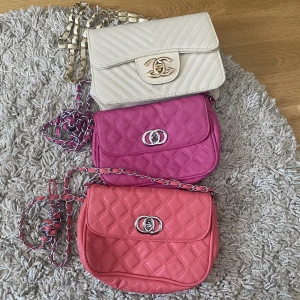 Väskor - Säljer alla tillsammans för 550kr , om man vill köpa styck säljer jag en för 250kr