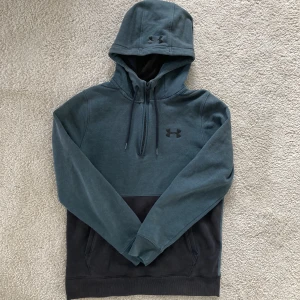 Under Armour Fleece tröja halfzip - Sportig halfzip av märket Under Armour. Använd sparsamt.