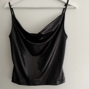 Fest topp - Jättesnygg glittrig fest topp från nakd i storlek S💞 Endast använd en gång och som ny!