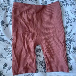Säljer ett par rosa ribbade cykel shorts från Zara. Använd 2 ggr