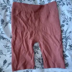 Säljer ett par rosa ribbade cykel shorts från Zara. Använd 2 ggr