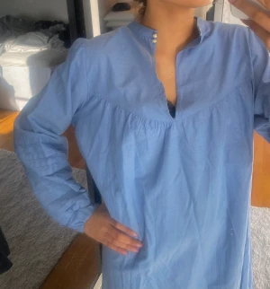 Blå klänning  - Säljer denna helt oanvända pastell blåa klänning. Från märket Six Ámes! Köpt för 1200kr. Klänningen är somsagt helt ny och har lapp kvar💙 klänningens längd är 112cm💕 Jag är 174 och brukar ha storlek S men denna passar mig💙 den går att bara på båda hållen