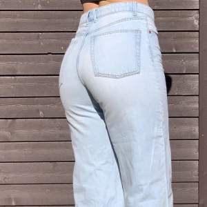 Superfina ljusblå jeans från Lindex. Använt sparsamt. Säljer då de är för små för mig. Är 172 cm lång. (Sista bilden är från hemsidan) 💛💛 