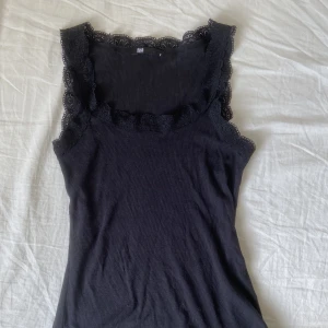 SPETS LINNE - linne från Flash med spets runt urringningen. strl M, kan passa allt från xs till L. FINNS FORTFARANDE KVAR!