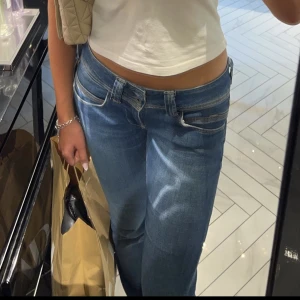 Pepe jeans  - Blåa fina Pepe jeans, low waist. I bra skick och passar perfekt till vardags. 