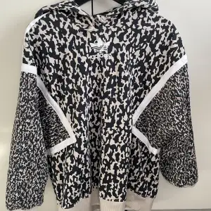 Adidas oversize hoodie i leopardmönster; knappt använd storlek 34! 