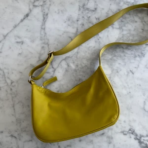 Väska från Weekday 🫒 - Olivgrön crossbody väska från Weekday. Justerbart axelband. Hyfsat rymlig. I bra skick!