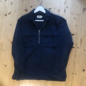 🥚Half-zip skjorta 🥚 - Half-zip skjorta från East West. Väldigt bra skick, inga flaws. Köpt på Brothers för 600 kr. Kan fraktas eller mötas upp i Stockholm.