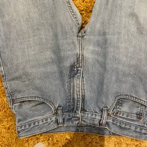 Snygga ljusa Levis klassiska jeans! Använda några gånger bara Vintage Levis  W 32 L 32 Sitter med medelhöga midja  Passar L & M 