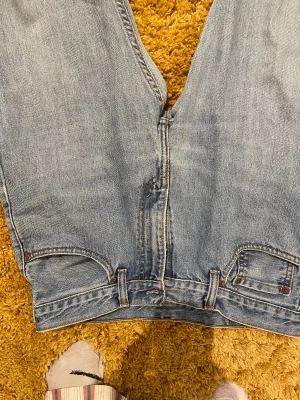 Levi’s jeans!  - Snygga ljusa Levis klassiska jeans! Använda några gånger bara Vintage Levis  W 32 L 32 Sitter med medelhöga midja  Passar L & M 