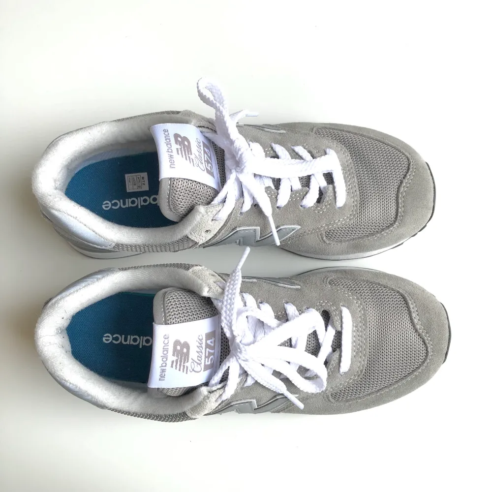 New balance sneakers 574 i grå färg med reflex detajler. Säljer pga de är för små i storleken för mig. Använd två gånger. De är i mycket fint skick och är i storlek 38. Nypris 1200kr.. Skor.
