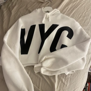 Hoddie - Säljer denna croped vita hoddin