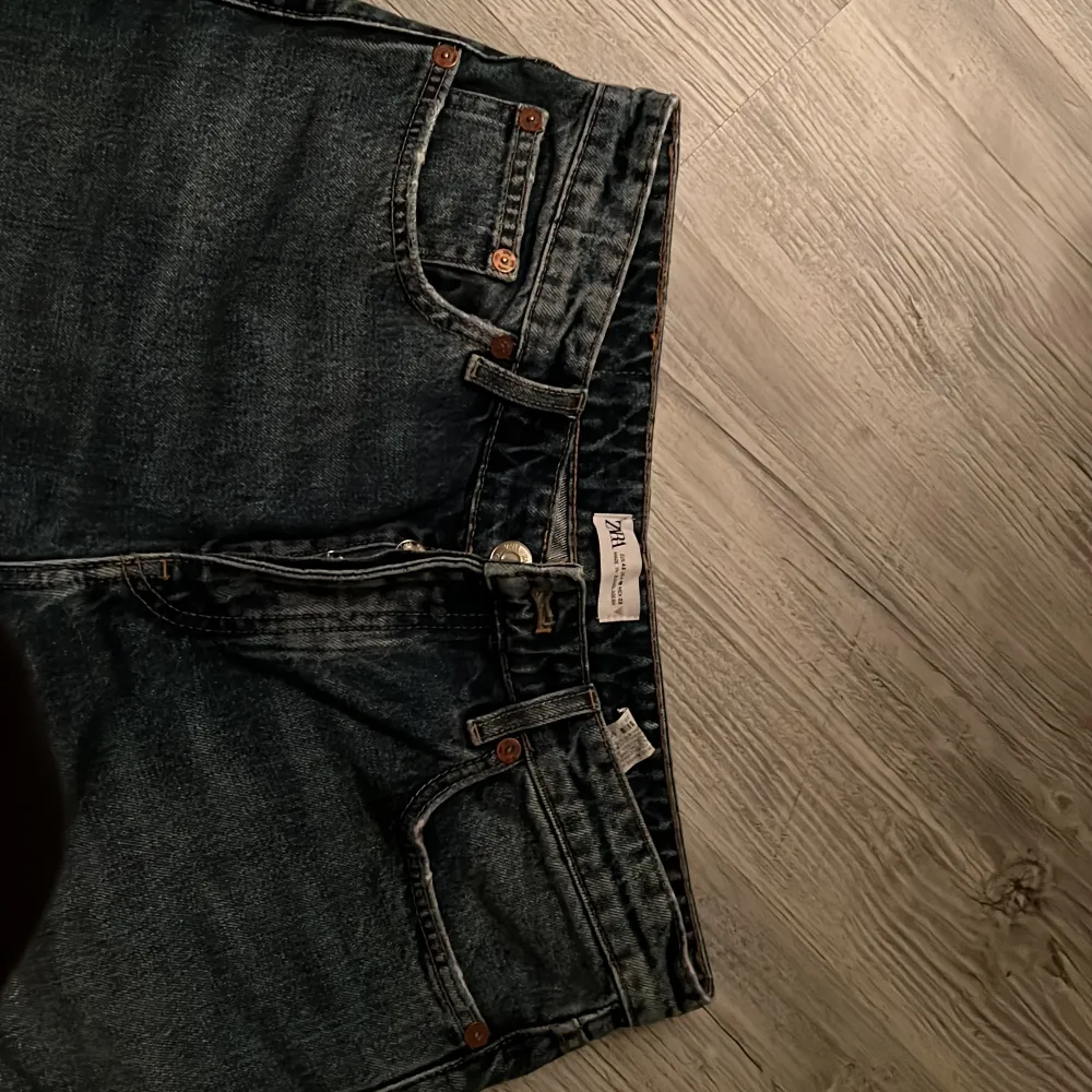 mid waist jeans från zara som inte säljs längre! har inte används mycket, vid frågor skriv! frakt tillkommer!. Jeans & Byxor.