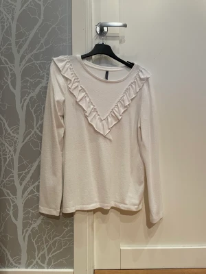 Tröja - Vit/gräddvit i färgen, superskönt material, väl använd
