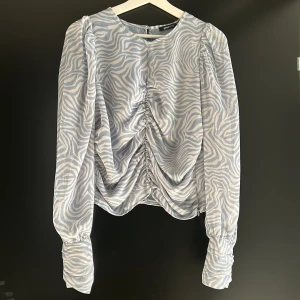 Ljusblå blus  - Mönstrad ljusblå blus från Gina Tricot. Aldrig använd, endast provad. Liten i storleken