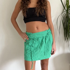 Grön kjol - Grön linnekjol från Zara! Nervikt på första bilden💚storlek XS/S