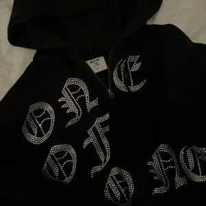 OG One Of One hoodie - Säljer nu min One of One hoodie storlek S💗den är att den är lite smått urtvättad men annars i mycket gott skick! (Det är smuts på spegeln på andra bilden)⭐️ nypris 1500kr. Säljer endast till seriösa köpare! Skriv för fler bilder💕 Frakt tillkommer!