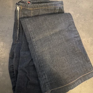 Vintage miss sixty low waist bootcut jeans - Säljer ett par supercoola lågmidjade jeans från miss sixty i toppenskick som tyvärr är för långa för mig. Kontakta för mer info💕