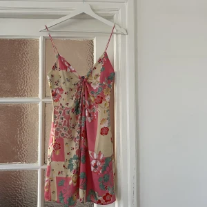 Oanvänt kort klänning från zara! - Kort klänning från zara i storlek S. Aldrig använt! 💚