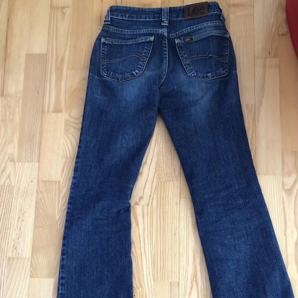 Jag säljer ett par jeans som min kille köpte till mig som tyvärr inte passar så de är lite små i midjan för mig. De är i ett väldigt bra skick och är skitsnygga! 🌸. Jeans & Byxor.