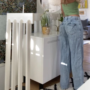 Oversized jeans - Jeans från pull and bear, i strl 36. Har inte sytt in dem själv utan det är modellen. Lite små på mig tyvärr, men hoppas de passar någon annan❤️ köparen står för frakt!