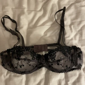 Bygel-bh - Supersöt men kommer inte till användning längre. Färg svart och grå