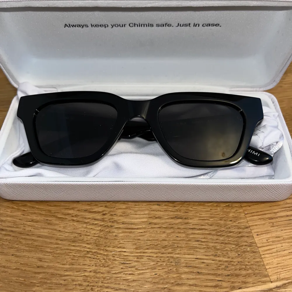 Hej jag säljer mina helt oanvända chimi solglasögon, Modellen heter Chimi manta Lab 22. Nypris 1400!  Condition-10/10. Accessoarer.